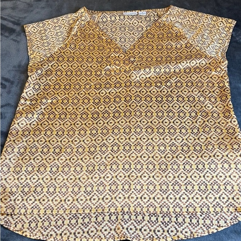 Elegant Women's Blouse with Geometric Design